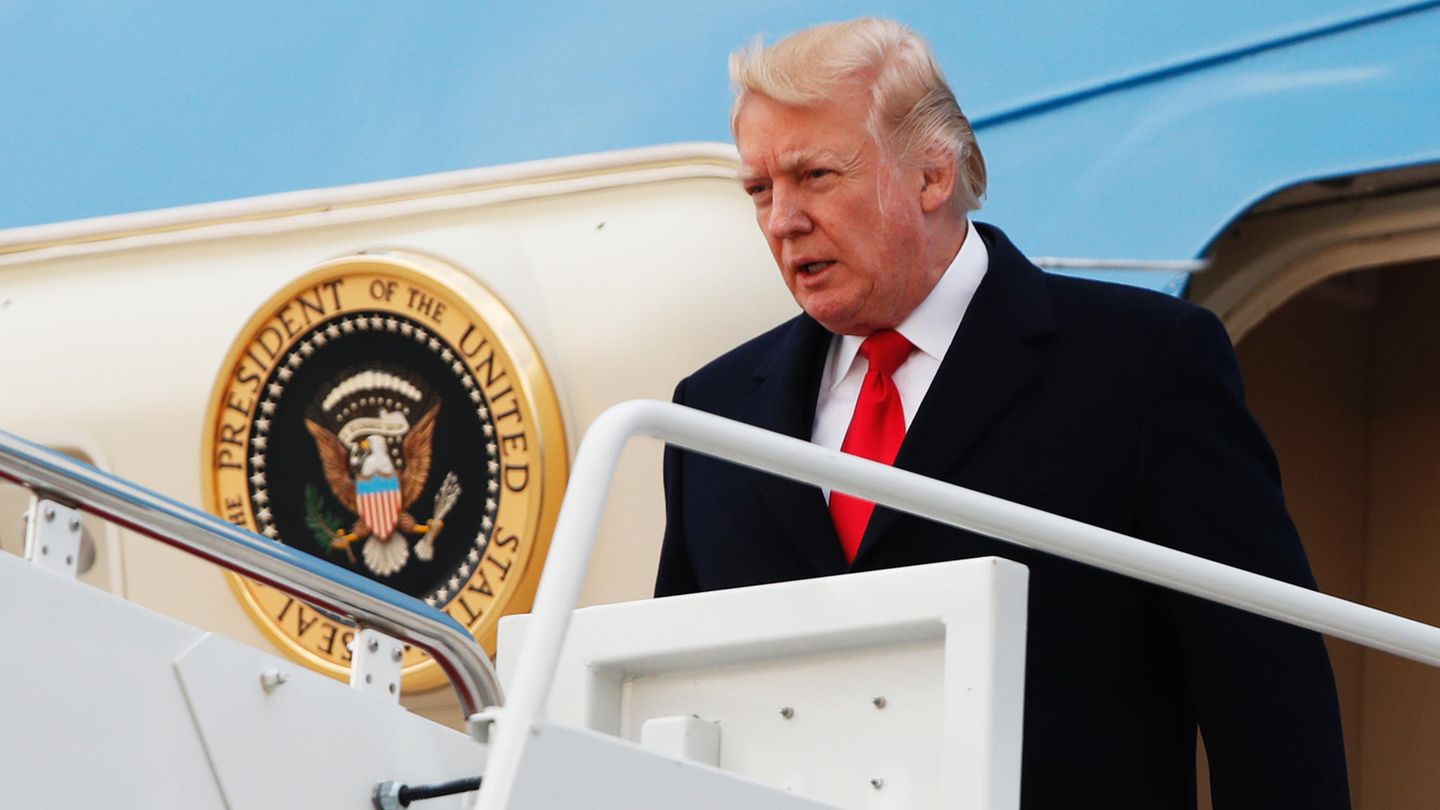 Donald Trump steigt aus der Präsidentenmaschine