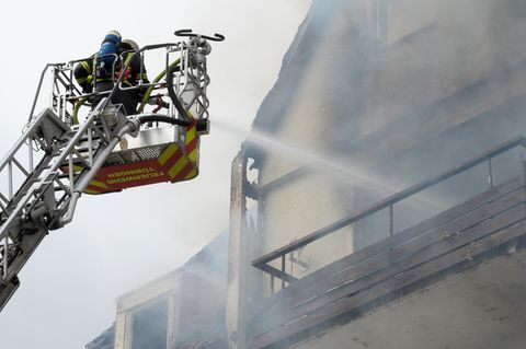 Feuerwehr löscht Brand in Tübinger Haus - Bewohner stürzt in die Tiefe, wertvolles Sprach-Archiv zerstört
