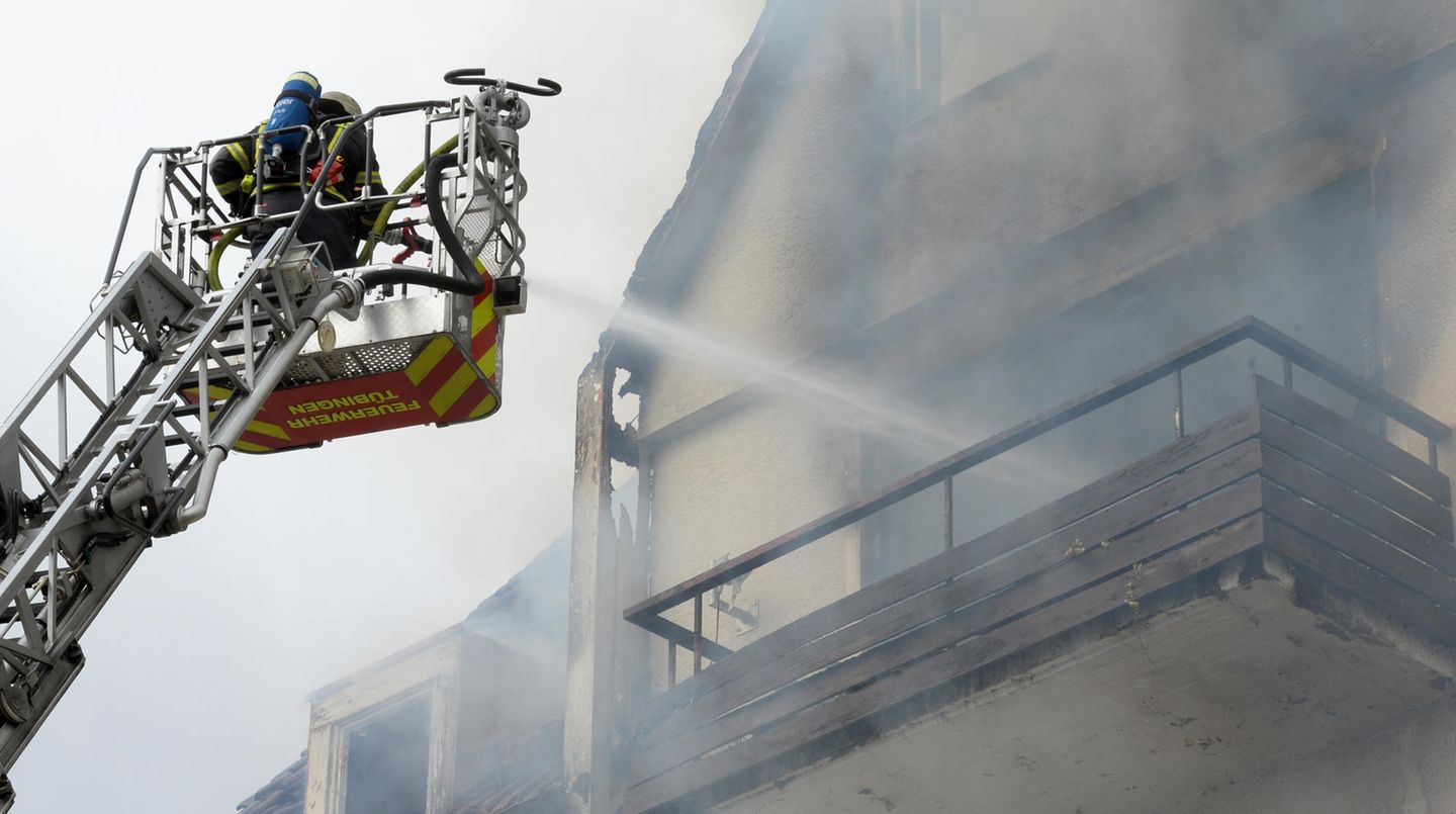 Feuerwehr löscht Brand in Tübinger Haus - Bewohner stürzt in die Tiefe, wertvolles Sprach-Archiv zerstört