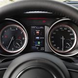 Auf dem 4,2-Zoll-Bildschirm zwischen den Rundinstrumenten lassen sich verschiedene Informationen abrufen, auch der Energiefluss