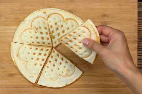 Lecker Käse: So einfach gelingen herzhafte Quesadillas aus dem Waffeleisen