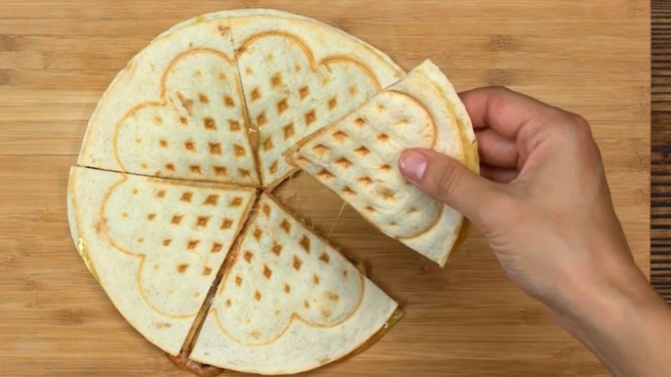 Lecker Käse: So einfach gelingen herzhafte Quesadillas aus dem Waffeleisen