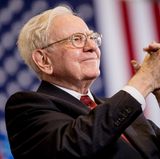 Platz 2: Warren Buffett  Mit elf Jahren kaufte er seine ersten Aktien für 38 Dollar, die er mit knapp zwei Dollar Gewinn weiterverkaufte. Inzwischen gilt Warren Buffett als einer der erfolgreichsten Investoren aller Zeiten. Sein Investment-Unternehmen Berkshire Hathaway besitzt über 60 Firmen, zum Beispiel Duracell, Geico oder Brooks Sports. Sein Vermögen beträgt 75,6 Milliarden US-Dollar. Zusammen mit Bill Gates gründete er The Giving Pledge, eine Kampagne, die Milliardäre zum Spenden ihres Vermögens animieren soll. Er selbst möchte 99% seines Vermögens spenden und hat bisher 28,5 Milliarden Dollar für wohltätige Zwecke gespendet. Der 86-Jährige wohnt übrigens immer noch in dem Haus, das er 1958 für 31.500 Dollar gekauft hat. 