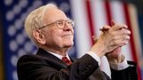 Platz 2: Warren Buffett  Mit elf Jahren kaufte er seine ersten Aktien für 38 Dollar, die er mit knapp zwei Dollar Gewinn weiterverkaufte. Inzwischen gilt Warren Buffett als einer der erfolgreichsten Investoren aller Zeiten. Sein Investment-Unternehmen Berkshire Hathaway besitzt über 60 Firmen, zum Beispiel Duracell, Geico oder Brooks Sports. Sein Vermögen beträgt 75,6 Milliarden US-Dollar. Zusammen mit Bill Gates gründete er The Giving Pledge, eine Kampagne, die Milliardäre zum Spenden ihres Vermögens animieren soll. Er selbst möchte 99% seines Vermögens spenden und hat bisher 28,5 Milliarden Dollar für wohltätige Zwecke gespendet. Der 86-Jährige wohnt übrigens immer noch in dem Haus, das er 1958 für 31.500 Dollar gekauft hat. 