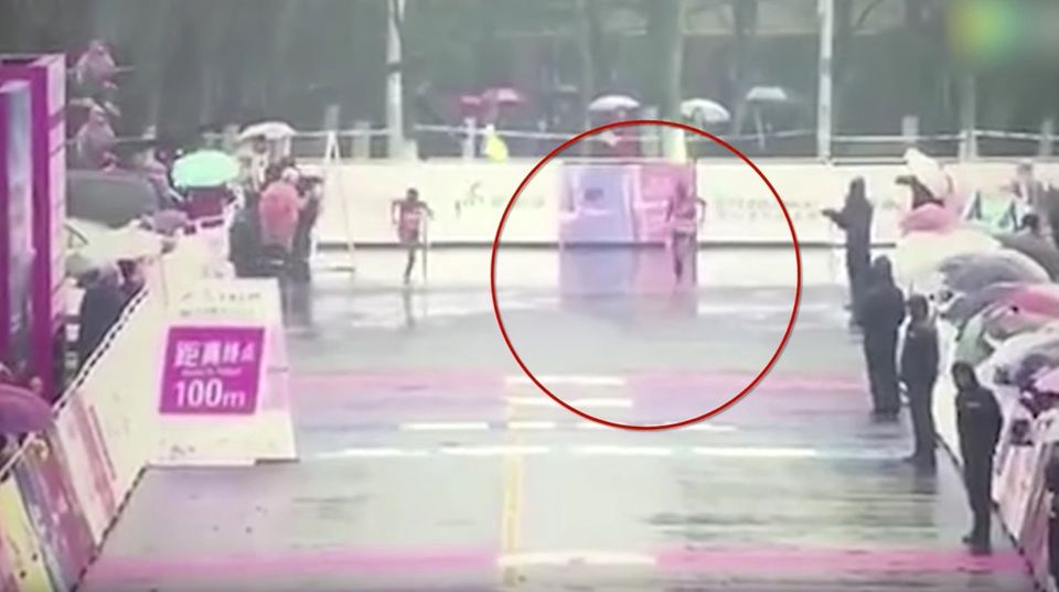 Viraler Hit in China: Marathon-Läufer finden die Ziellinie nicht - ein anderer nutzt die Chance