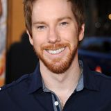 Heute ist der kultige Film-Nerd erwachsen geworden - Bartstoppeln und Muskeln, die er gerne auf Instagram präsentiert, inklusive.