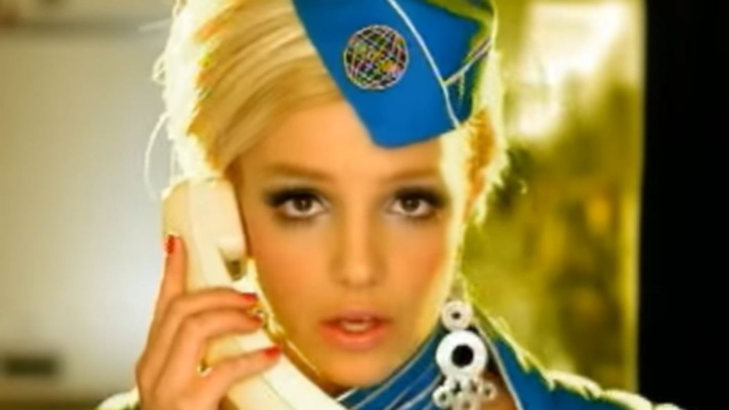 Britney Spears als Stewardess in ihrem Video zu "Toxic"