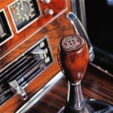 Er verfügt über ein manuelles Fünfgang-Getriebe.