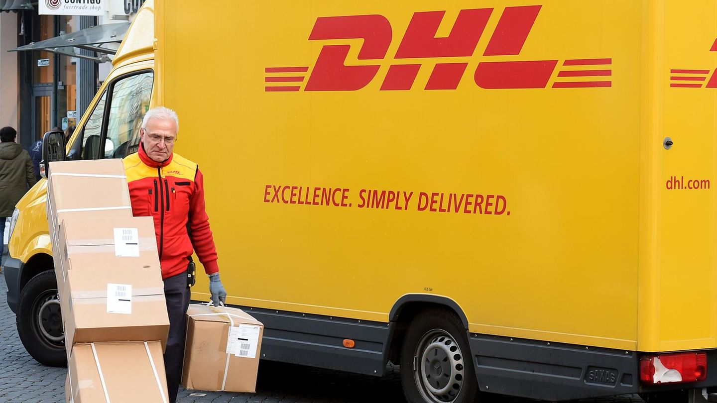 Ein DHL-Paketbote bei der Arbeit. Bald könnte DHL auch frische Lebensmittel von Amazon ausliefern.