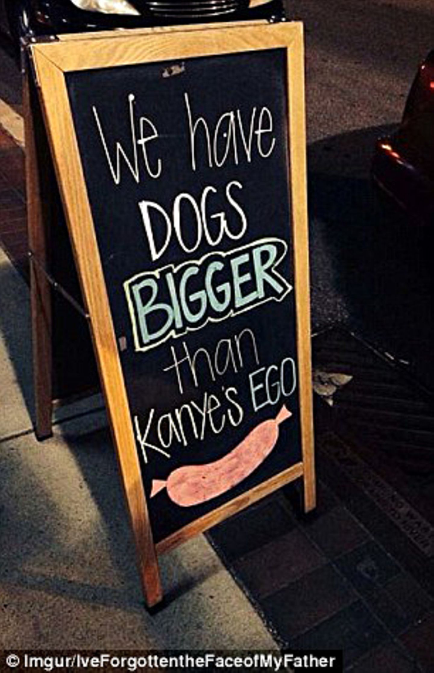 Hier gibt es Hot Dogs, die größer als Kanyes (West) Ego sind. 