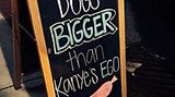Hier gibt es Hot Dogs, die größer als Kanyes (West) Ego sind. 