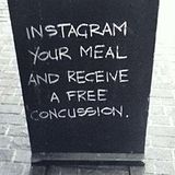 Vorsicht vor der Nutzung von Instagram: Wer in diesem Restaurant Fotos vom Essen macht, bekommt eine Gehirnerschütterung gratis dazu.