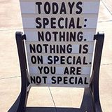 Was es heute Besonderes gibt? Nichts. Es gibt nichts Besonderes. Nicht mal die Gäste seien besonders.