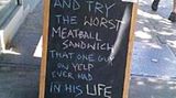 Negative Online-Bewertungen können einem Restaurant schaden. Dieses Lokal dreht den Spieß nun um und empfiehlt "das schlimmste Fleischbällchen-Sandwich, das ein Mann auf Yelp jemals in seinem Leben gegessen hat".