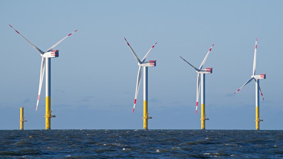 Der Offshore-Windpark Nordergründe vor dem Sielhafen von Dorum. Strom aus Offshore-Parks wird deutlich günstiger.