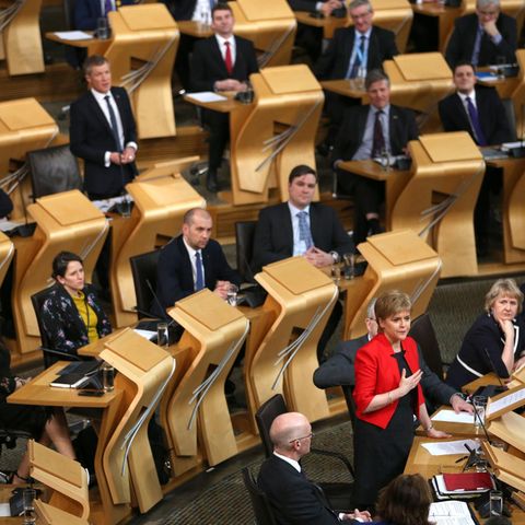 Die schottische Staatschefin Nicola Sturgeon spricht vor dem Parlament in Edinburgh, Schottland