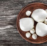 Mozzarella di bufala  Anders als herkömmlicher Mozzarella wird der Mozzarella di bufala aus Büffelmilch zubereitet. Er schmeckt intensiver und ist cremiger als Mozzarella aus Kuhmilch. Köstlich schmeckt er auch auf Pizza. Im Raum Neapel kommt der Büffelmozzarella am liebsten darauf.