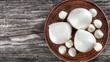 Mozzarella di bufala  Anders als herkömmlicher Mozzarella wird der Mozzarella di bufala aus Büffelmilch zubereitet. Er schmeckt intensiver und ist cremiger als Mozzarella aus Kuhmilch. Köstlich schmeckt er auch auf Pizza. Im Raum Neapel kommt der Büffelmozzarella am liebsten darauf.
