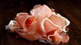 Prosciutto crudo  Roher Schinken ist eine beliebte Zutat für Sandwiches, Pizzen oder wird zu Melone gereicht. Meist wird er hauchdünn aufgeschnitten und ist sehr wohlschmeckend. Der berühmteste crudo ist der Parmaschinken.