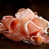 Prosciutto crudo  Roher Schinken ist eine beliebte Zutat für Sandwiches, Pizzen oder wird zu Melone gereicht. Meist wird er hauchdünn aufgeschnitten und ist sehr wohlschmeckend. Der berühmteste crudo ist der Parmaschinken.