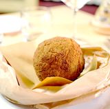 Arancini  Das sind nichts anderes als frittierte Reisbällchen. Meist wird Reis vom Vortrag, zum Beispiel Risotto genommen. Mit Semmelbröseln wird die Reiskugel paniert und in Öl frittiert. Am besten schmecken die Arancini mit einem kleinen Stück Mozzarella in der Mitte.