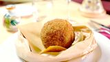 Arancini  Das sind nichts anderes als frittierte Reisbällchen. Meist wird Reis vom Vortrag, zum Beispiel Risotto genommen. Mit Semmelbröseln wird die Reiskugel paniert und in Öl frittiert. Am besten schmecken die Arancini mit einem kleinen Stück Mozzarella in der Mitte.