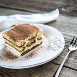 Tiramisù  Heißt übersetzt nichts anderes als "zieh mich hoch", da nicht nur Zucker in dem Nachtisch enthalten ist, sondern vor allem auch Espresso oder anderer starker Kaffee. Das Tiramisù besteht aus abwechselnden Schichten von Löffelbiskuits und einer Creme aus Mascarpone, Eigelb und Zucker. Hier geht's zum Rezept!
