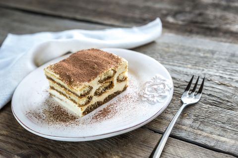 Tiramisù  Heißt übersetzt nichts anderes als "zieh mich hoch", da nicht nur Zucker in dem Nachtisch enthalten ist, sondern vor allem auch Espresso oder anderer starker Kaffee. Das Tiramisù besteht aus abwechselnden Schichten von Löffelbiskuits und einer Creme aus Mascarpone, Eigelb und Zucker. Hier geht's zum Rezept!