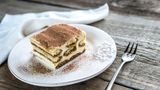 Tiramisù  Heißt übersetzt nichts anderes als "zieh mich hoch", da nicht nur Zucker in dem Nachtisch enthalten ist, sondern vor allem auch Espresso oder anderer starker Kaffee. Das Tiramisù besteht aus abwechselnden Schichten von Löffelbiskuits und einer Creme aus Mascarpone, Eigelb und Zucker. Hier geht's zum Rezept!