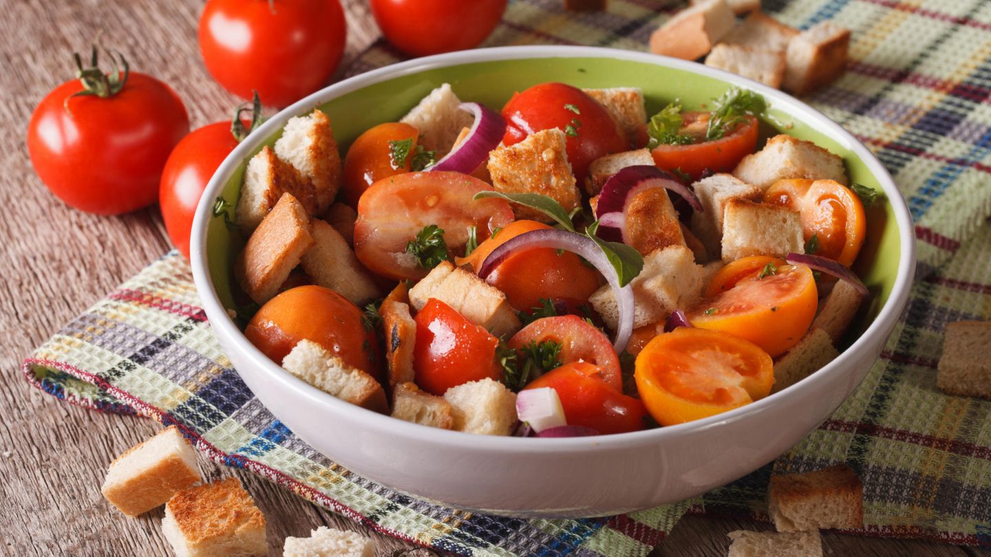 Panzanella  Ein Brotsalat aus der toskanischen Küche. Am besten schmeckt er im Spätsommer, wenn die Tomaten besonders aromatisch sind. Oft wird übriggebliebenes Ciabatta für den Salat verwendet.