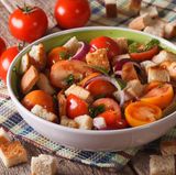 Panzanella  Ein Brotsalat aus der toskanischen Küche. Am besten schmeckt er im Spätsommer, wenn die Tomaten besonders aromatisch sind. Oft wird übriggebliebenes Ciabatta für den Salat verwendet.