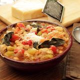 Ribollita  Auch dieses Gericht kommt aus der Toskana. Hauptsächlich ist darin Fleisch mit Gemüse. Ribollita heißt nichts anderes als "neu aufgekocht" und ähnelt von der Konsistenz einem Eintopf.