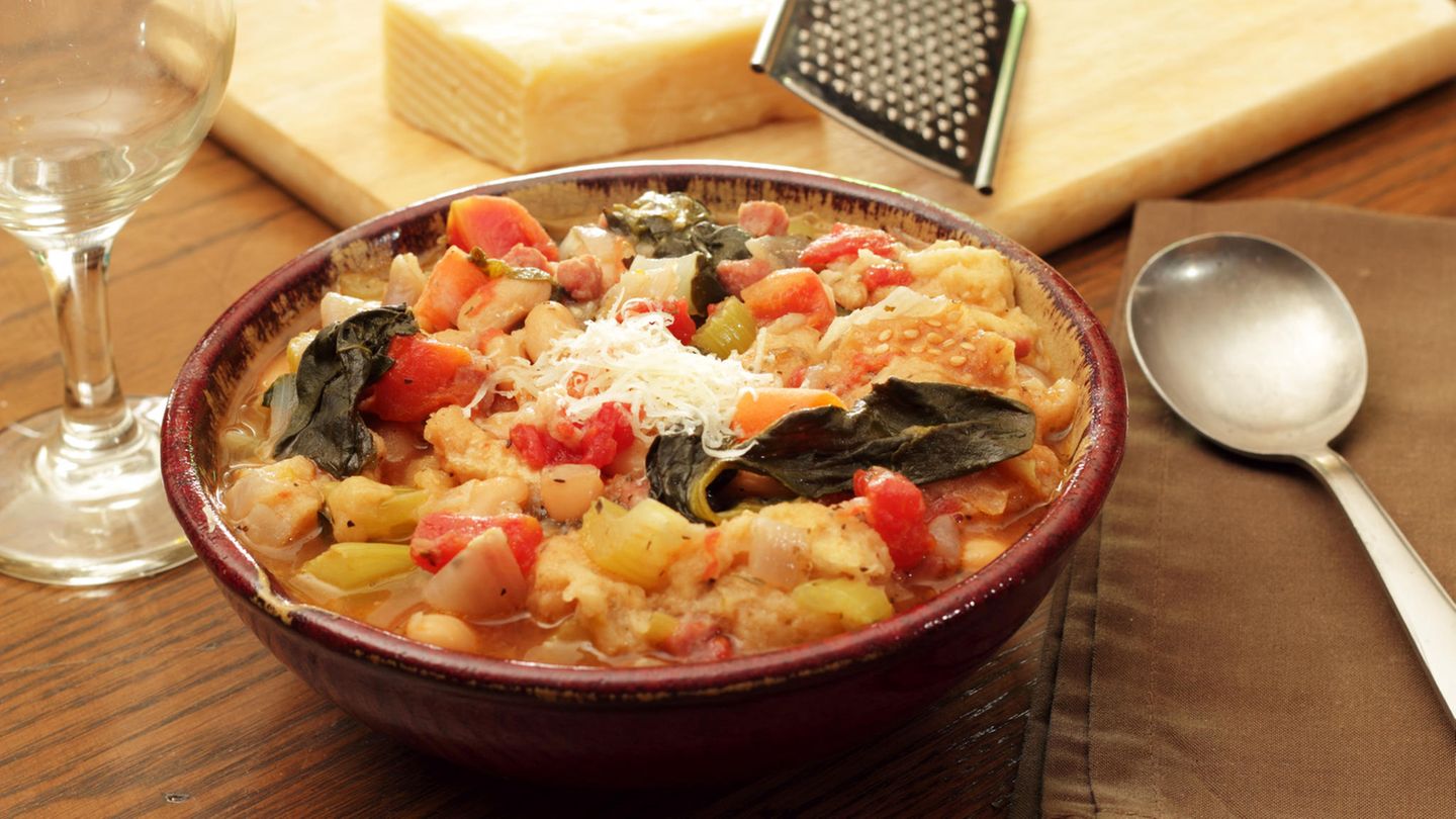 Ribollita  Auch dieses Gericht kommt aus der Toskana. Hauptsächlich ist darin Fleisch mit Gemüse. Ribollita heißt nichts anderes als "neu aufgekocht" und ähnelt von der Konsistenz einem Eintopf.
