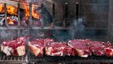 Bistecca fiorentina  Fiorentina ist die Abkürzung für ein gegrilltes Porterhouse- oder T-Bone-Steak. Ursprünglich ist es eine Spezialität der Toskana und wird dort aus Jungochsen der Rinderrasse Chianina zubereitet. Heute kann man das bistecca fiorentina in vielen Landesteilen Italiens kosten.