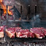 Bistecca fiorentina  Fiorentina ist die Abkürzung für ein gegrilltes Porterhouse- oder T-Bone-Steak. Ursprünglich ist es eine Spezialität der Toskana und wird dort aus Jungochsen der Rinderrasse Chianina zubereitet. Heute kann man das bistecca fiorentina in vielen Landesteilen Italiens kosten.