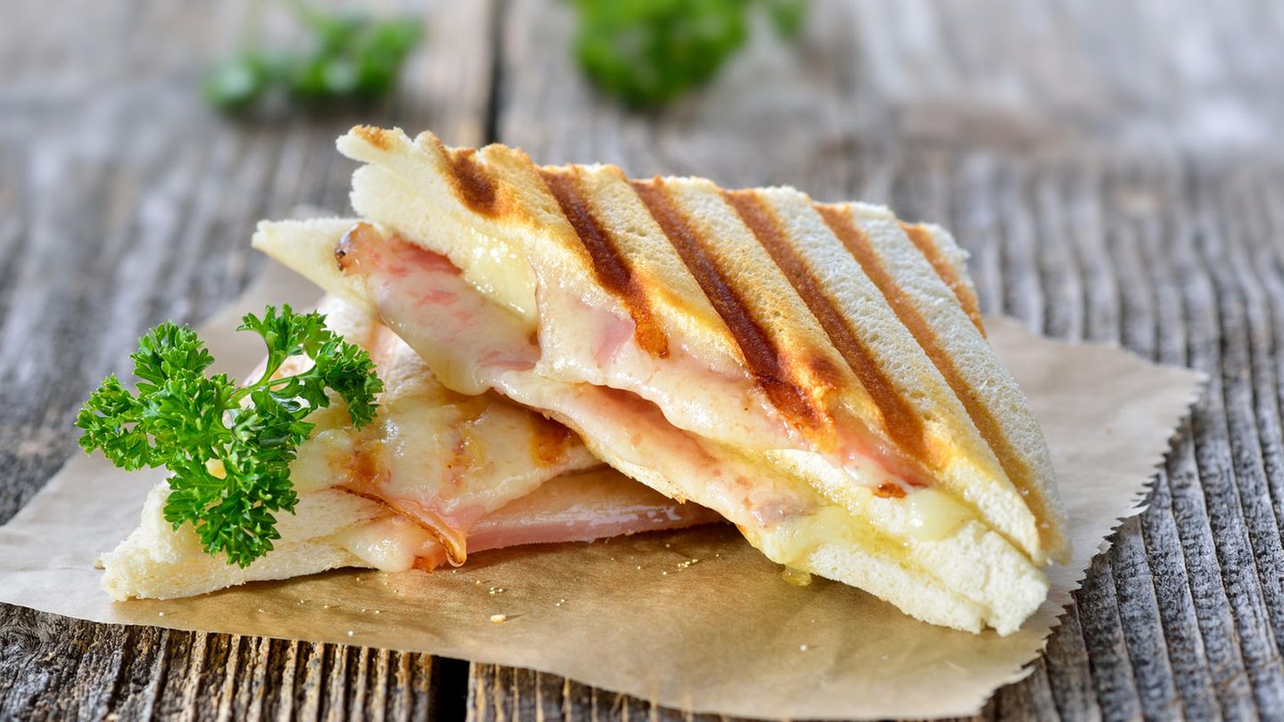 Tramezzini  Neben dem obligatorischem cornetto (eine Art italienisches Croissant) zum Frühstück, essen diejenigen, die auf Herzhaftes stehen ein Tramezzino. Den Ursprung hat das Sandwich in Turin. Das belegte Weißbrot schmeckt am besten getoastet. 