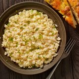 Risotto  Risotto bianco ist ein typisches norditalienisches Reisgericht und kinderleicht in der Zubereitung. Das beste daran ist, man kann es je nach Gusto abwandeln. Hier geht's zum Rezept! 