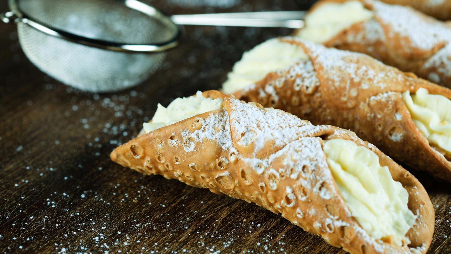 Cannoli  Cannolo ist ein gefülltes Gebäck, das aus Sizilien stammt. Meist besteht es aus einer frittierten Teigrolle mit einer süßen cremigen Füllung aus Ricotta. Die ist entweder mit Vanille, Kakao, Schokostückchen oder kandierten Früchten verfeinert. 