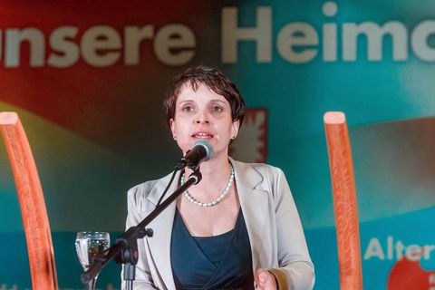 Frauke Petry (Archivbild) hatte ihre Probleme mit dem System "family and friends" der Saar-AfD. Kurz vor der Landtagswahl im Saarland scheint das vergessen. 