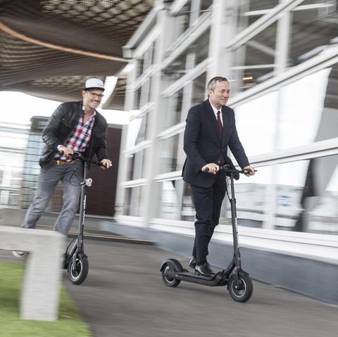 Vodafone-Chef Hannes Ametsreiter (r.) und Start-up-Gründer Florian Walberg fahren mit dem "Egrit"-Roller auf der Cebit-Messe