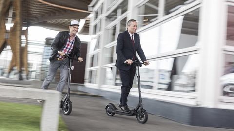 Vodafone-Chef Hannes Ametsreiter (r.) und Start-up-Gründer Florian Walberg fahren mit dem "Egrit"-Roller auf der Cebit-Messe