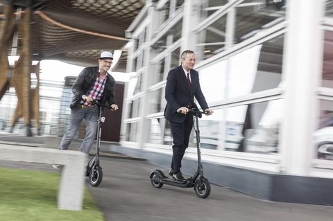 Vodafone-Chef Hannes Ametsreiter (r.) und Start-up-Gründer Florian Walberg fahren mit dem "Egrit"-Roller auf der Cebit-Messe