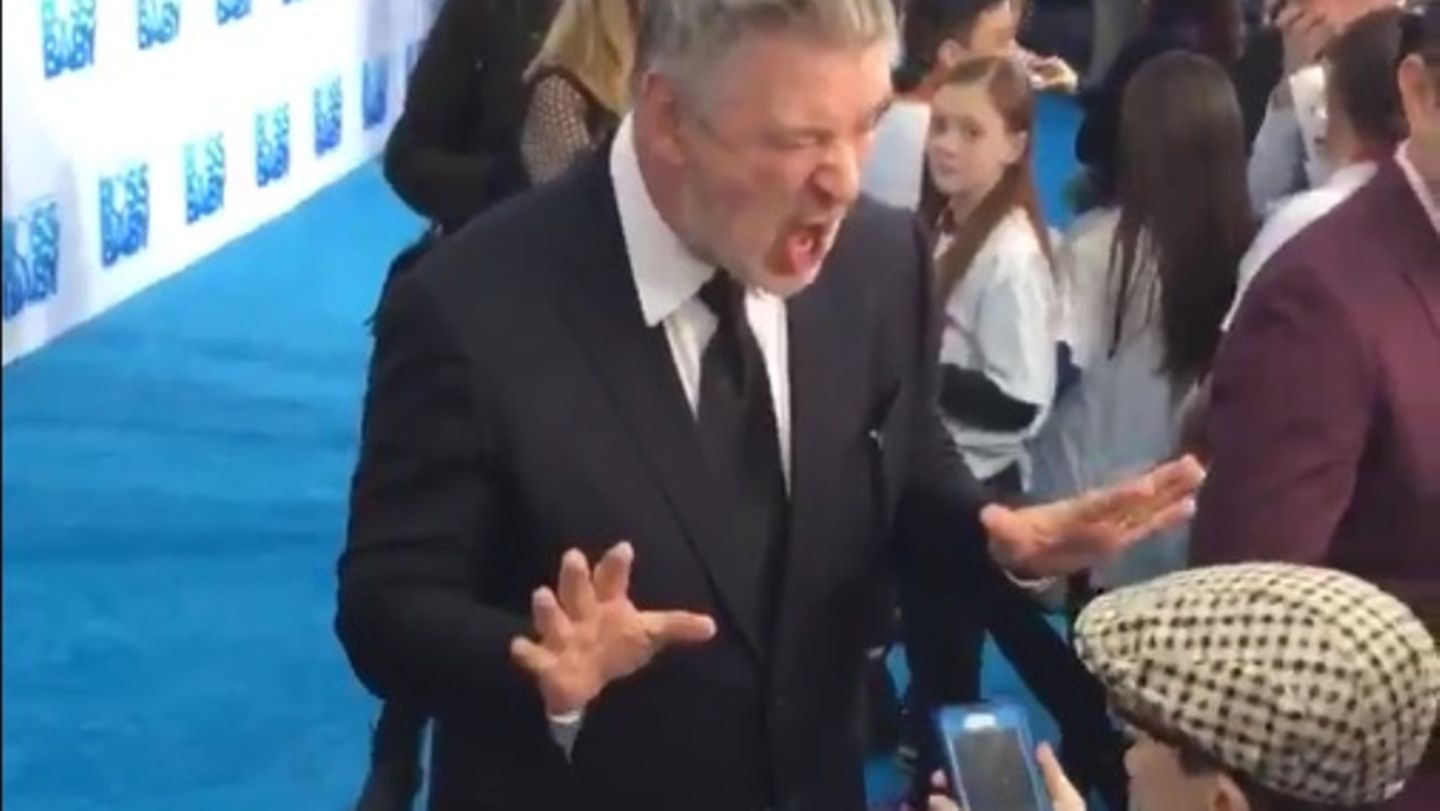Alec Baldwin zeigt einem Jungen die korrekte Trump-Mimik