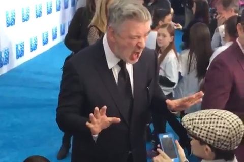 Alec Baldwin zeigt einem Jungen die korrekte Trump-Mimik