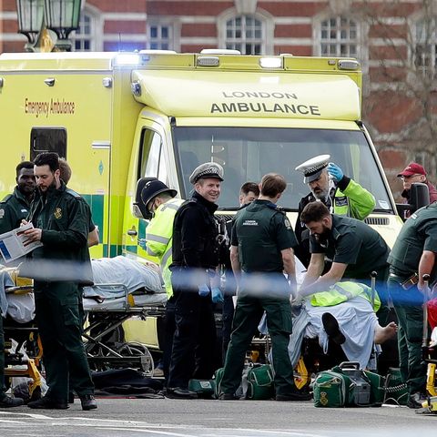 London: Rettungskräfte und Polizisten versorgen in der Nähe des britischen Parlament einen Verletzten