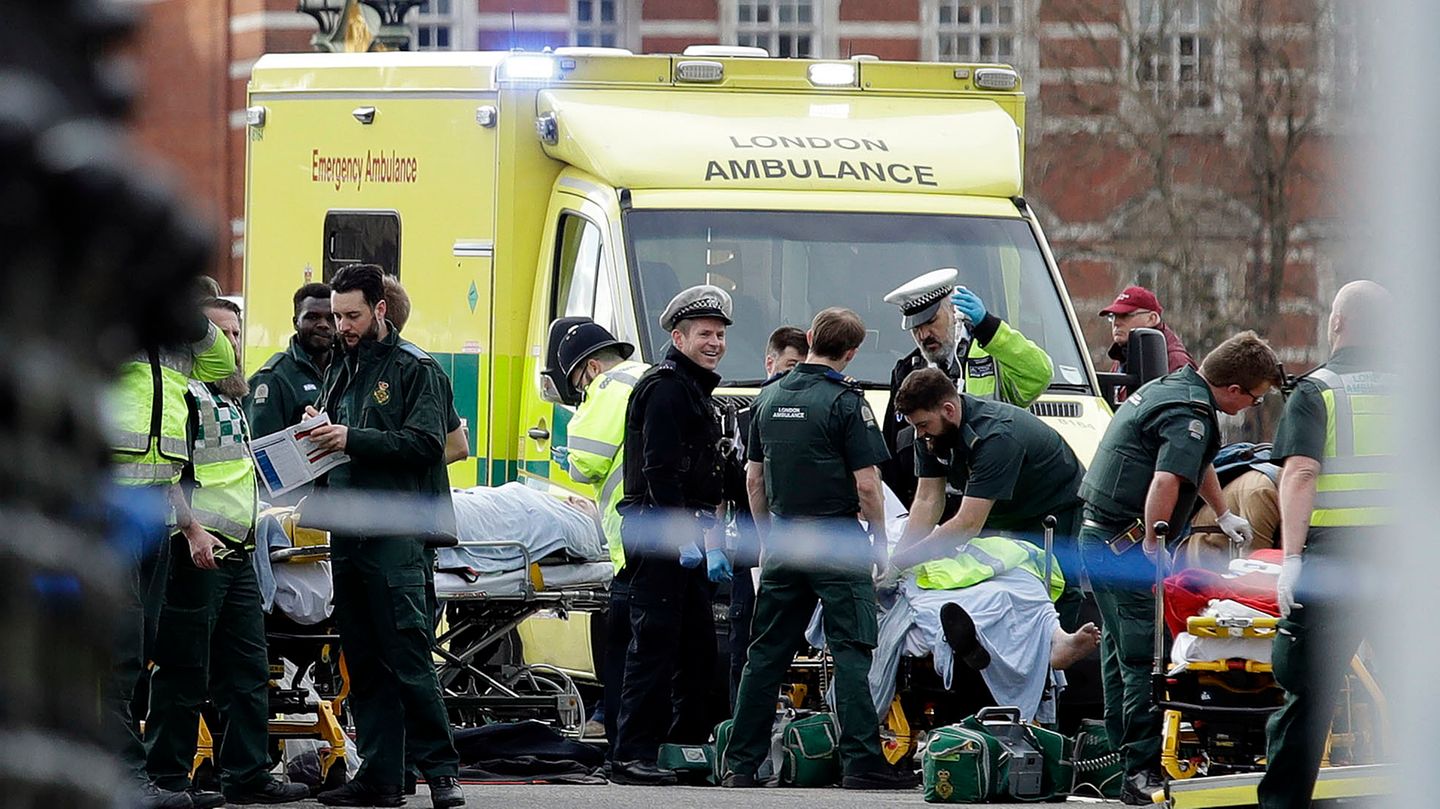 London: Rettungskräfte und Polizisten versorgen in der Nähe des britischen Parlament einen Verletzten