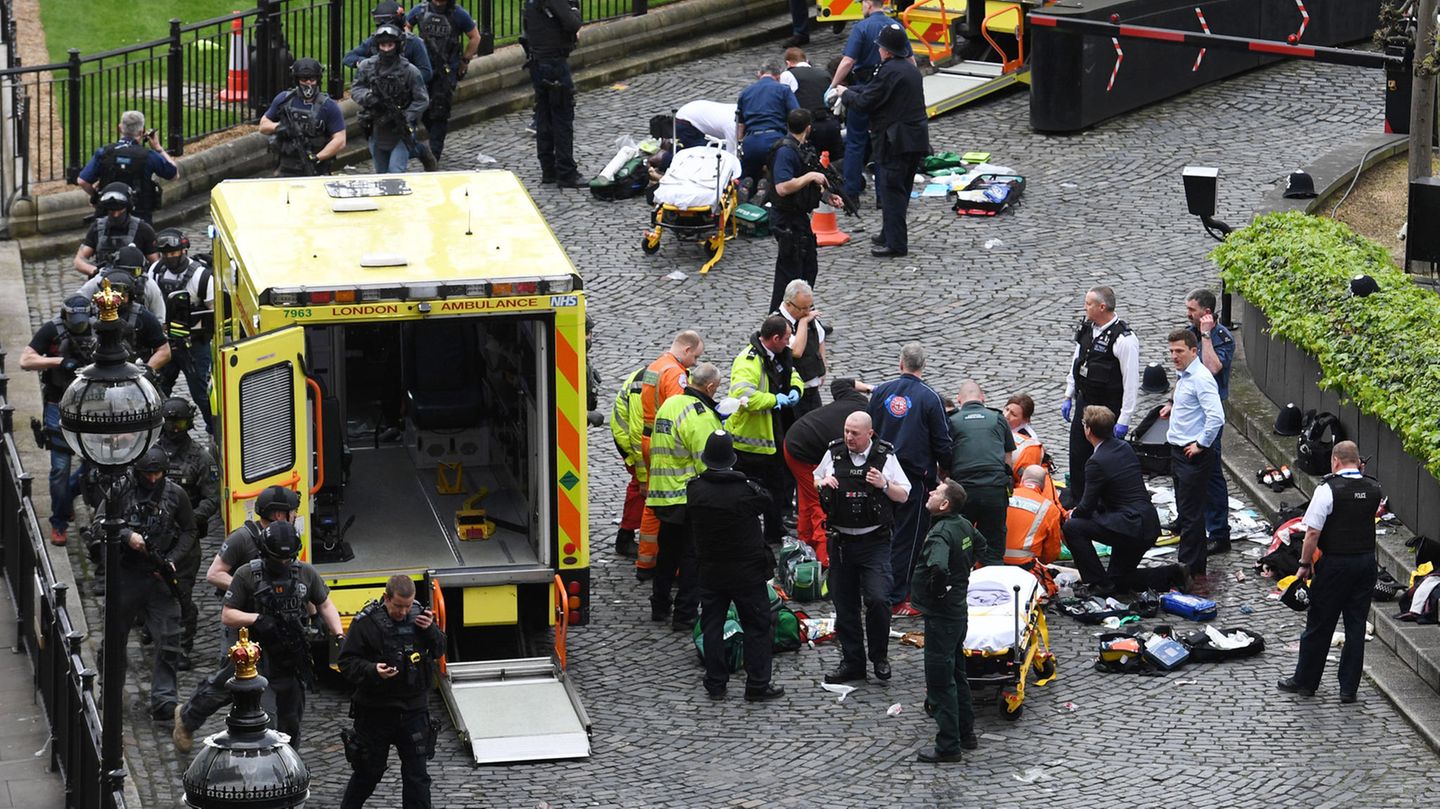 London Terroranschlag Sanitäter versorgen auf dem Boden liegende Verletzte in London.