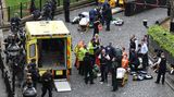 Sanitäter versorgen auf dem Boden liegende Verletzte in London.