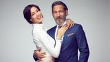 Weil die beiden mit 25 bzw. 36 Jahren noch recht jung sind, schickte sie Vox auf eine noch längere Zeitreise: Rebecca Mir und Massimo Sinató wurden um 25 und 50 Jahre älter gemacht. Hier ist das Paar in den besten Jahren: Mir hat gerade das halbe Jahrhundert vollendet, Sinató ist mit 61 noch immer ein stattlicher Mann. 