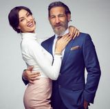 Weil die beiden mit 25 bzw. 36 Jahren noch recht jung sind, schickte sie Vox auf eine noch längere Zeitreise: Rebecca Mir und Massimo Sinató wurden um 25 und 50 Jahre älter gemacht. Hier ist das Paar in den besten Jahren: Mir hat gerade das halbe Jahrhundert vollendet, Sinató ist mit 61 noch immer ein stattlicher Mann. 